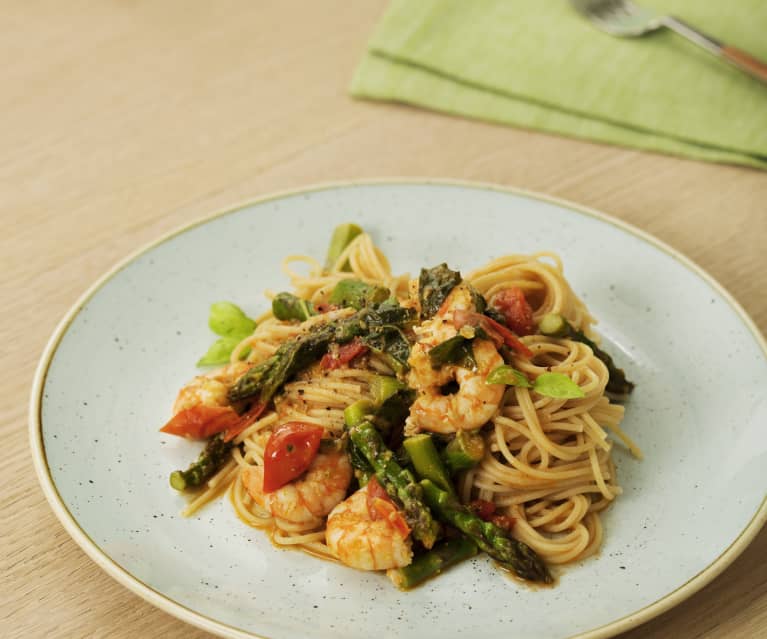 Espaguetis con espárragos, tomates y langostinos para dos