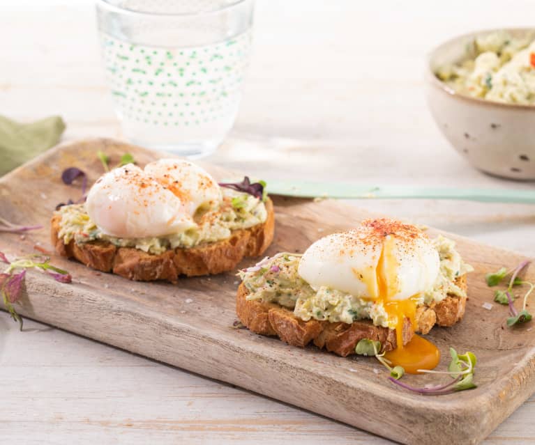 Tostadas de alcachofas con huevos mollet