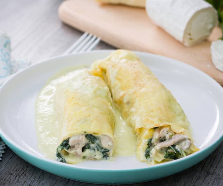 Crepes rellenas de pollo, espinacas y queso de cabra con salsa de poros