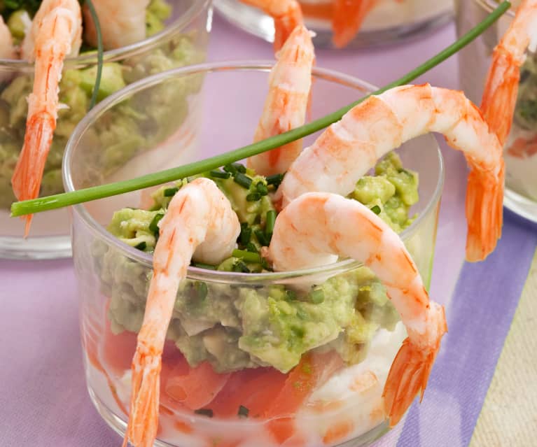Vasitos de salmón, langostinos, palta y queso fresco