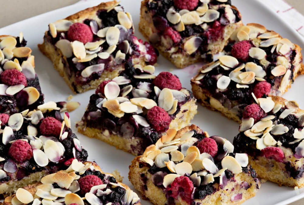 BLONDIES CON ALMENDRAS Y FRUTOS ROJOS