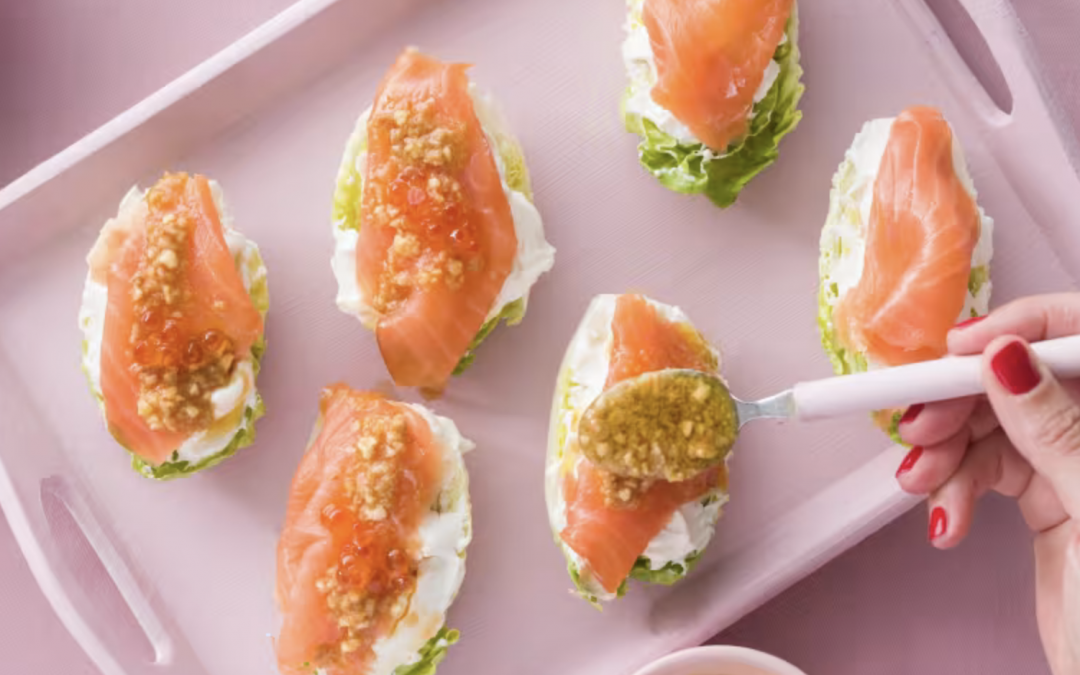 Brotes de lechugas con salmón y vinagreta de almendras