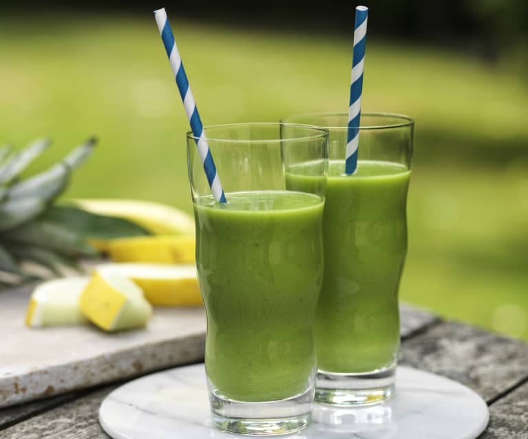 SMOOTHIE DE ESPINACAS, PLÁTANO, PIÑA Y MANÍ