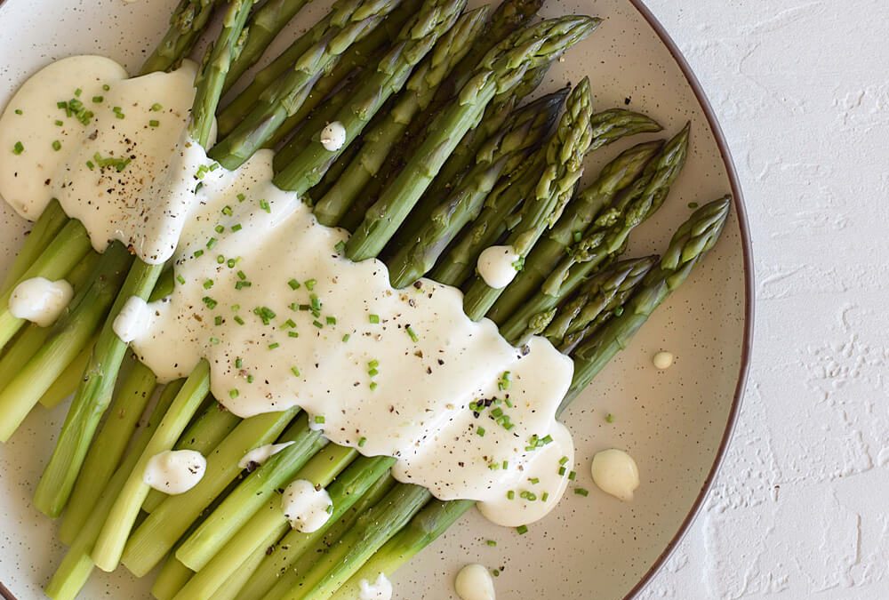 ESPÁRRAGOS CON SALSA DE PARMESANO