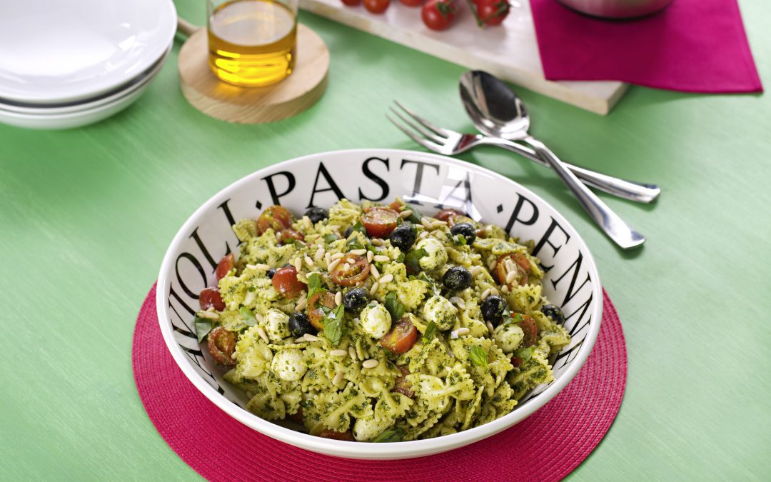 Ensalada italiana de pasta con pesto