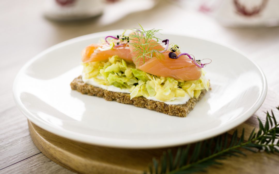 Ensalada nórdica de col y manzana con salmón ahumado