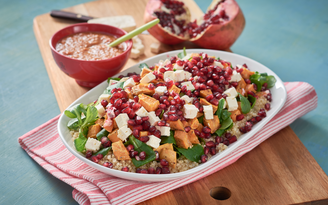 Ensalada templada de quinoa con camote asados y granada