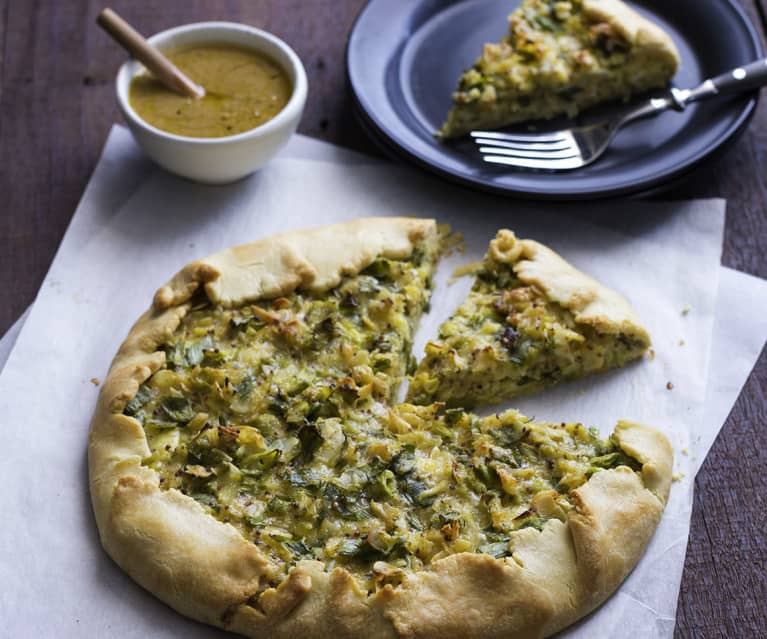 Galette de cebolla china y queso con mayonesa de tofu