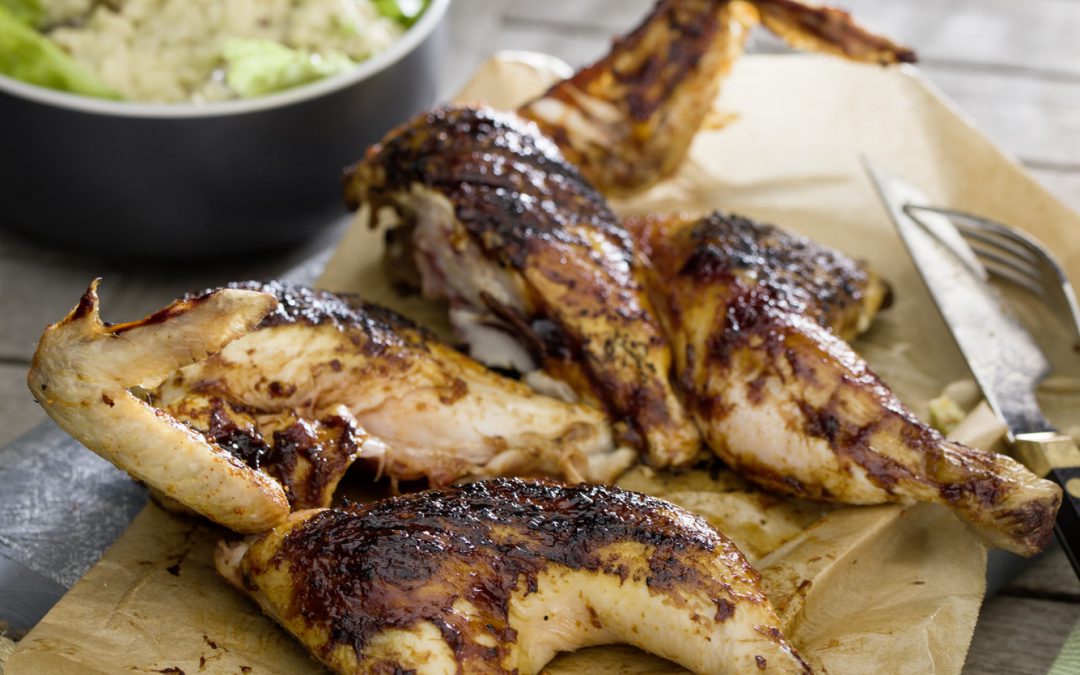 POLLO A LA BRASA CON GLASEADO AGRIDULCE Y ENSALADA WALDORF