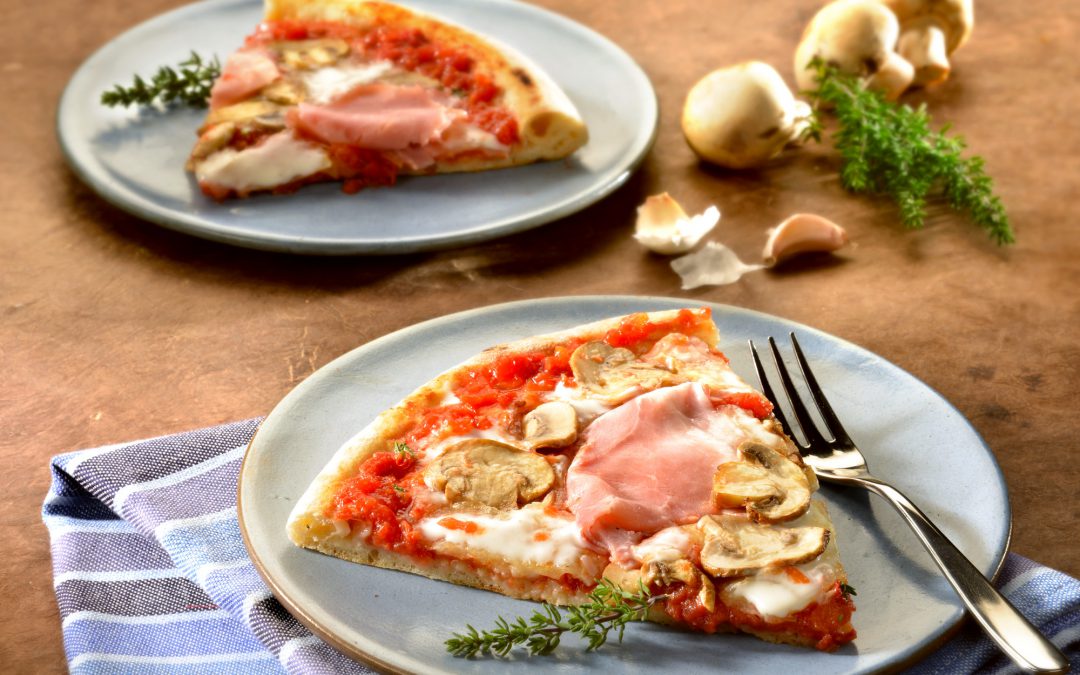 Pizza de jamón y champiñones
