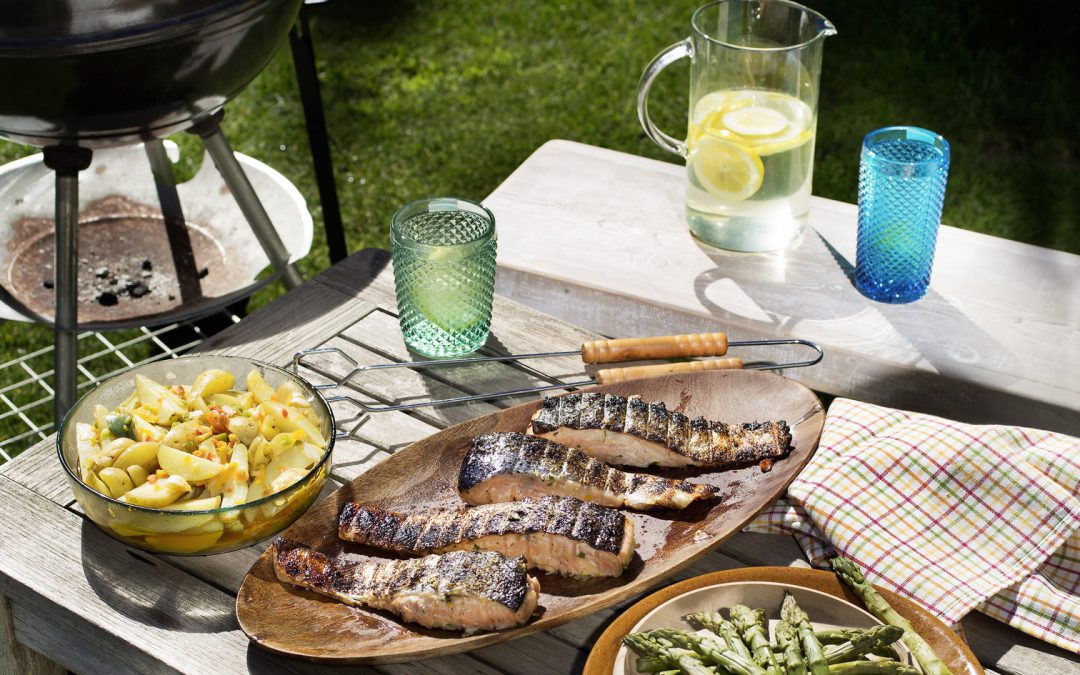 SALMÓN A LA BRASA CON PAPAS, ESPÁRRAGOS VERDES Y VINAGRETA DE PIMIENTOS