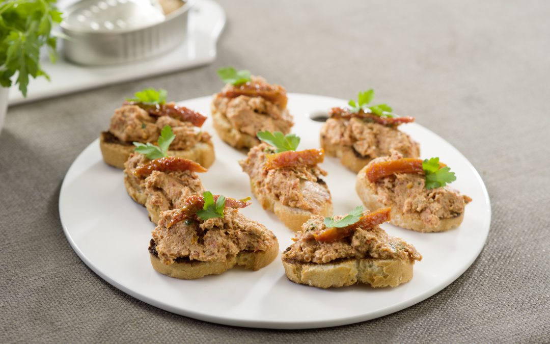 Tosta de tomates secos y atún