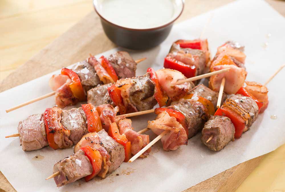 BROCHETAS DE CARNE CON SALSA DE QUESO