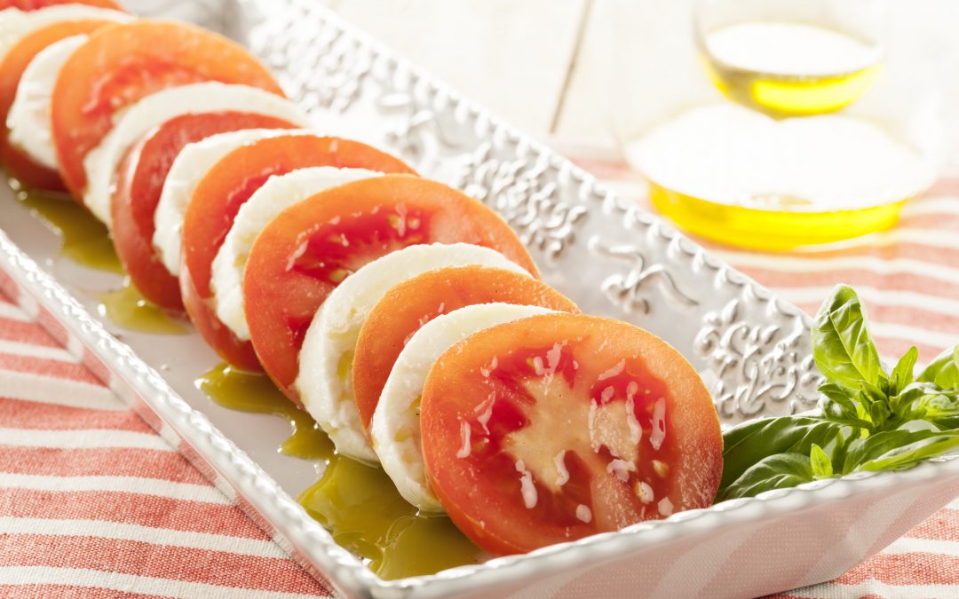 Ensalada caprese con aceite de albahaca