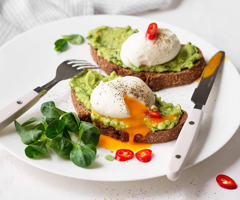 Tostadas de centeno con masa madre, puré de palta y huevo mollet