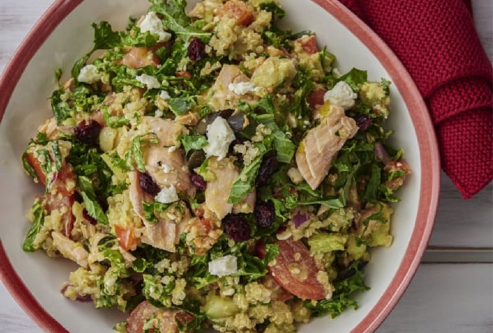 Ensalada de salmón, quinoa, queso feta y verduras