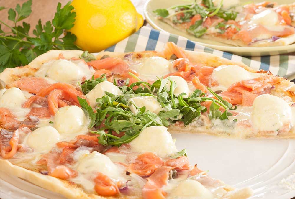 PIZZA DE TRUCHA AHUMADA, ALCAPARRAS Y MASCARPONE