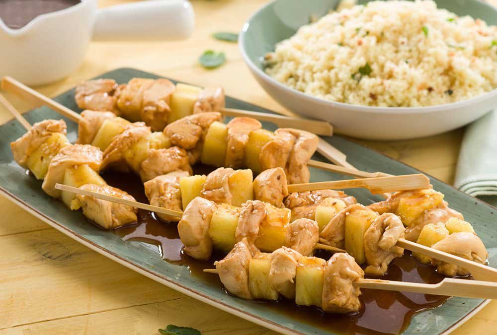 BROCHETAS DE POLLO Y PIÑA CON CUSCÚS